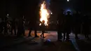 Yahudi Ultra-Ortodoks menari  di samping api unggun selama hari libur Yahudi perayaan Lag Ba'Omer di Bnei Brak, Israel, Kamis (29/4/2021). Liburan Lag Ba'Omer, menandai berakhirnya wabah yang dikatakan telah membinasakan orang Yahudi selama zaman Romawi. (AP Photo/Sebastian Scheiner)