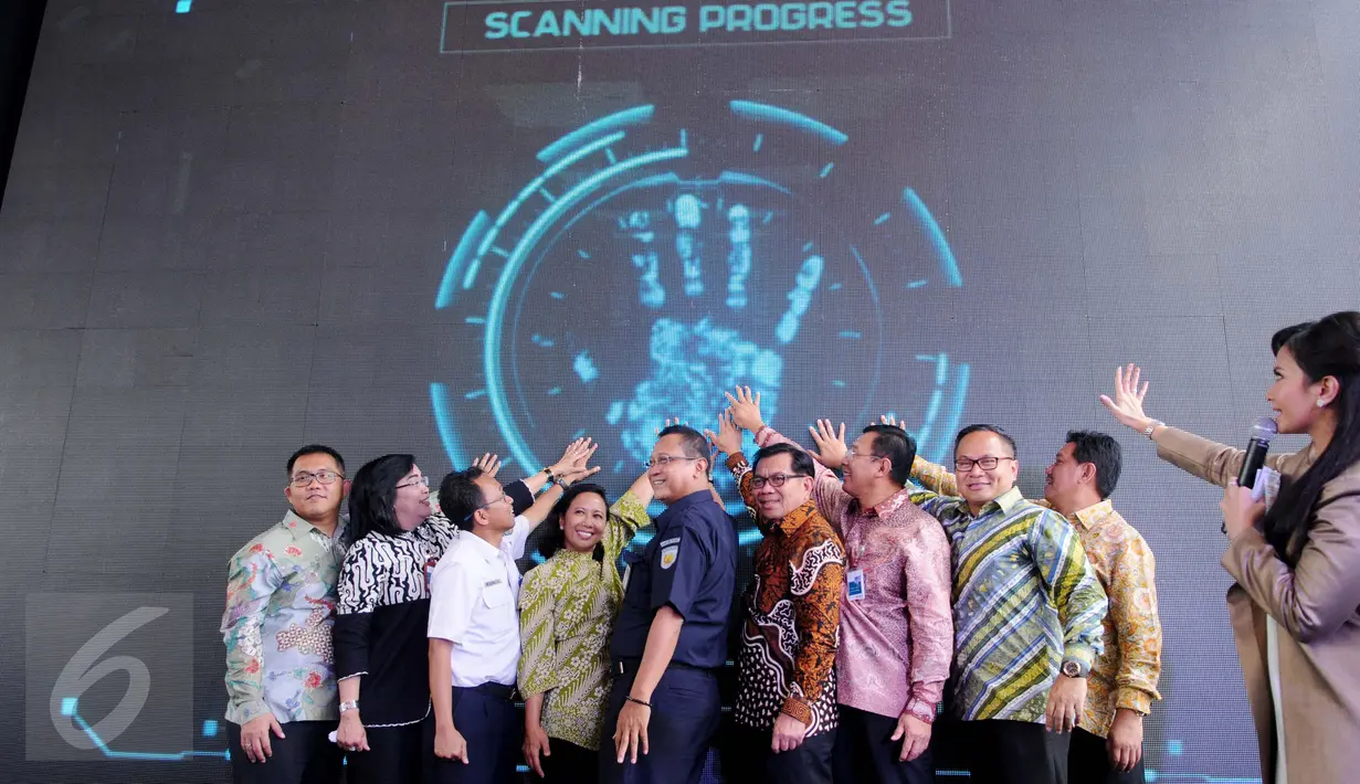 Menteri BUMN Rini Soemarno bersama Direksi BNI, Bank Mandiri, dan BRI serta Direksi PT KAI saat peluncuran produk baru berupa kartu pembayaran dan membership bernama Railpay di Stasiun Juanda, Jakarta, Senin (19/12). (Liputan6.com/Gempur M Surya)