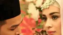 Romantisnya momen Teuku Wisnu saat membantu istrinya membenahi aksesoris yang tersemat di jilbab. (Foto: Instagram/ shireensungkar)