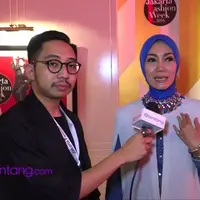 Meski lebih sibuk di dunia politik, aktris dan model, Okky Asokawati  hadir di Jakarta Fashion Week 2016. Ia memadupadankan jilbab dan jeans, hingga terlihat simpel dan elegan.