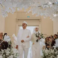 Kabar bahagia datang dari artis cantik Memes Prameswari. Perempuan kelahiran Gresik 26 tahun silam itu resmi dipersunting sang kekasih, Adya Laksmana. Memes dan Adya menikah pada 30 April 2023. Berikut beberapa potret pernikahannya. [Instagram/memes_prameswari]