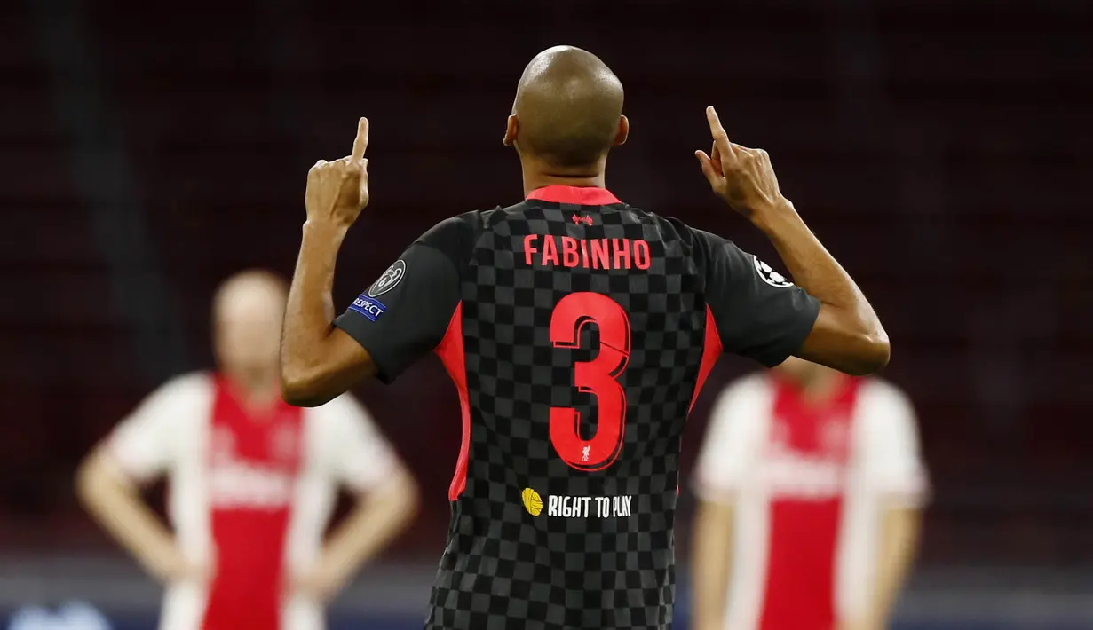 Pemain Liverpool, Fabinho, merayakan kemenangan atas Ajax Amsterdam pada laga Liga Champions di Stadion Johan Cruyff, Kamis (22/10/2020). Liverpool menang dengan skor 1-0. (AP/Peter Dejong)