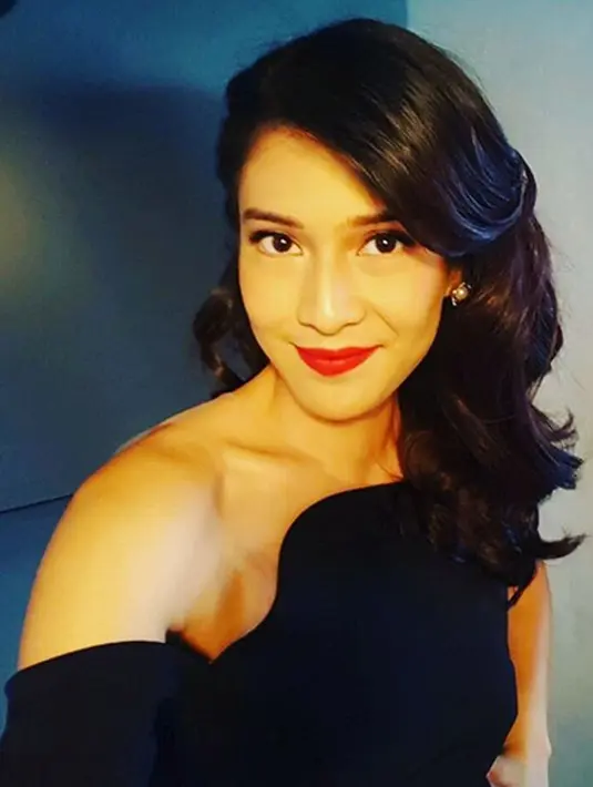 Dian Sastrowardoyo terkenal sebagai aktris Indonesia yang telah membintangi berbagai judul film, dan film bertajuk ‘Bintang Jatuh’ kabarnya menjadi film pertama yang dibintangi pada tahun 2000. (Instagram/therealdisastr)
