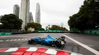  Pembalap Renault, Sebastien Buemi, beraksi di ePrix Buenos Aires. (Fiaformulae.com)