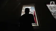 Kudus (59) saat ditemui di kediamannya di kawasan Kalianyar, Tambora, Jakarta, Minggu (3/11/2019). Hampir 15 tahun pria yang berprofesi sebagai pekerja serabutan tersebut hidup tanpa listrik. (merdeka.com/Iqbal Nugroho)