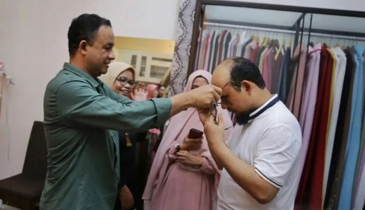 Gubernur DKI Jakarta Anies Baswedan memasangkan kacamatanya kepada penyidik senior KPK Novel Baswedan di Jalan Deposito, Pegangsaan Dua, Kelapa Gading, Jakarta Utara. (Instagram/@Anies Baswedan)