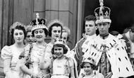 Ratu Elizabeth (kiri ke-2, calon Ibu Suri), putrinya Putri Elizabeth (kiri ke-4, calon Ratu Elizabeth II), Ratu Mary (tengah), Putri Margaret (kiri ke-5) dan Raja George VI (kanan), berpose di balkon Istana Buckingham pada 12 Mei 1937. (CENTRAL PRESS / AFP)