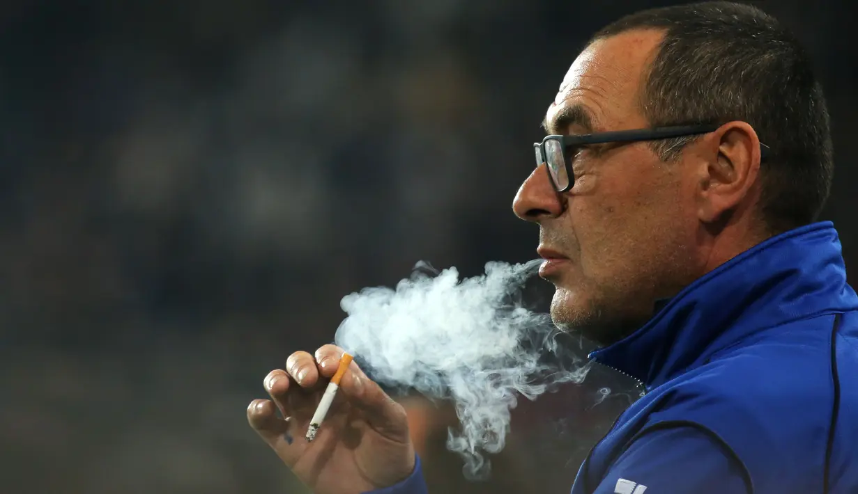 Maurizio Sarri saat masih melatih Empoli menyempatkan diri menghisap rokok sebelum laga melawan Juventus vs Empoli di Juventus Stadium pada tahun 2015 lalu. (  AFP/Marco Bertorello )