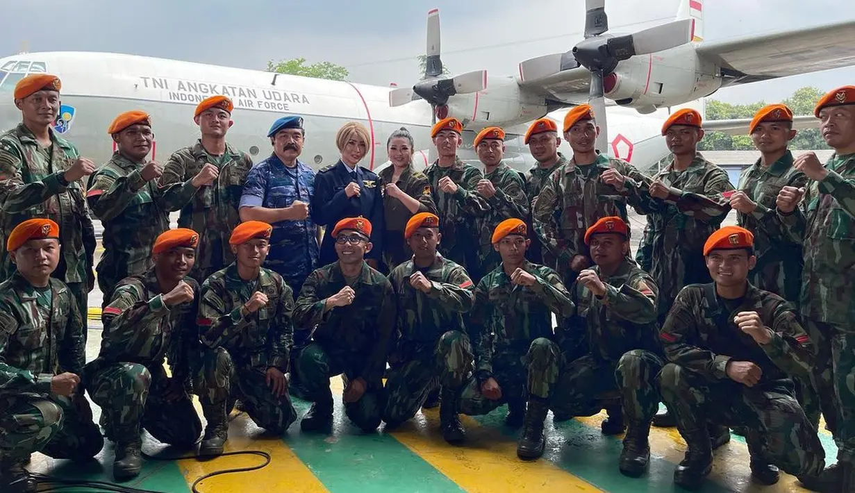Setelahnya, Inul Daratista menyapa para perempuan hebat di Tanah Air. “Tapi dia mampu melayang indah pamer kehebatannya. Berani menukik dan bermanuver. Jeli penuh strategi.
Hei you… wonder women. Selamat Hari Jadi TNI 77 tahun,” cuit ibunda Yusuf Ivander Damares. Inul Daratista meyakini setiap perempuan Indonesia punya daya. (Foto: Dok. Instagram @inul.d).