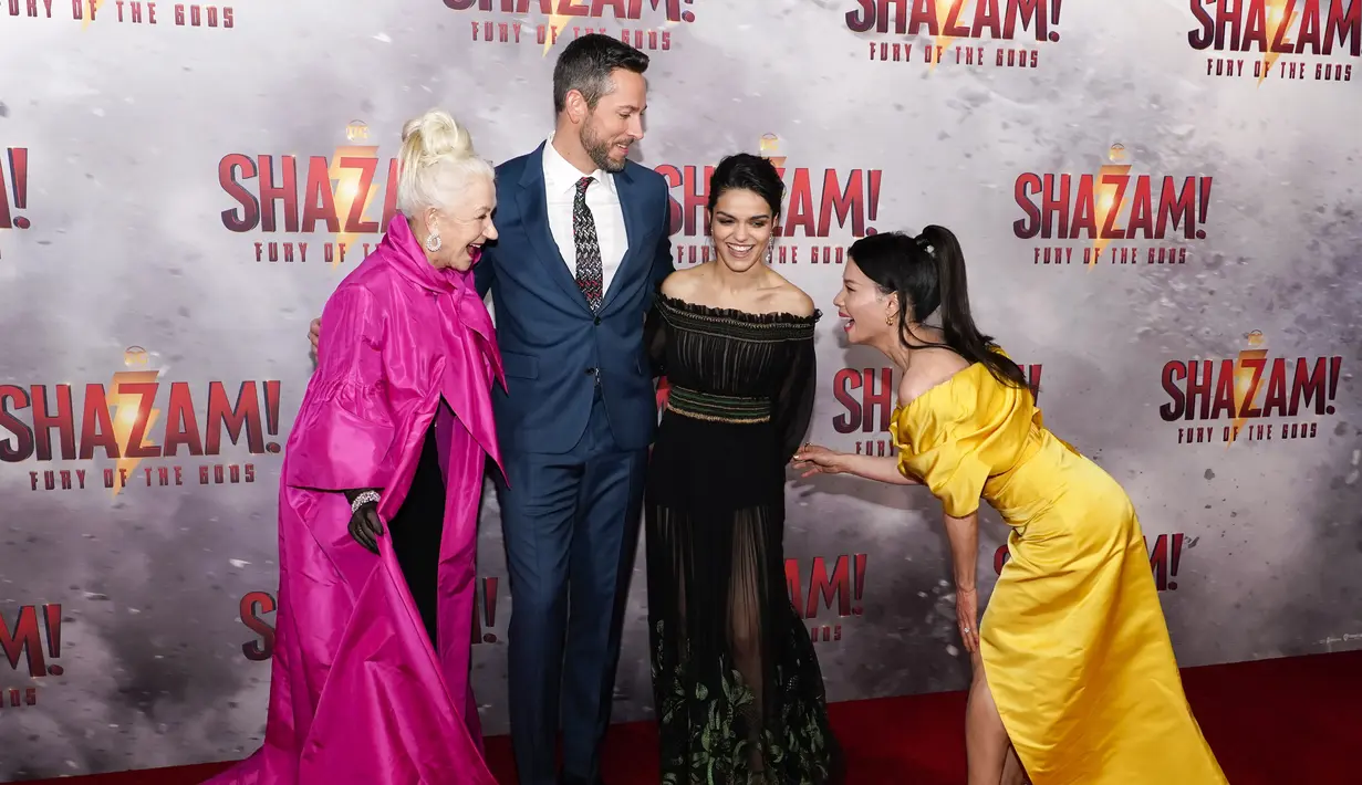 Helen Mirren, Zachary Levi, Rachel Zegler dan Lucy Liu berpose untuk fotografer setibanya di pemutaran perdana film 'Shazam! Fury of the Gods' di London, Selasa (7/3/2023). (Photo by Alberto Pezzali/Invision/AP)