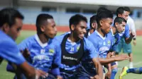 Para pemain Persib Bandung tengah Menjalani Latihan di Stadion Gelora Bandung Lautan Api (Muhammad Faqih/Bola.com).