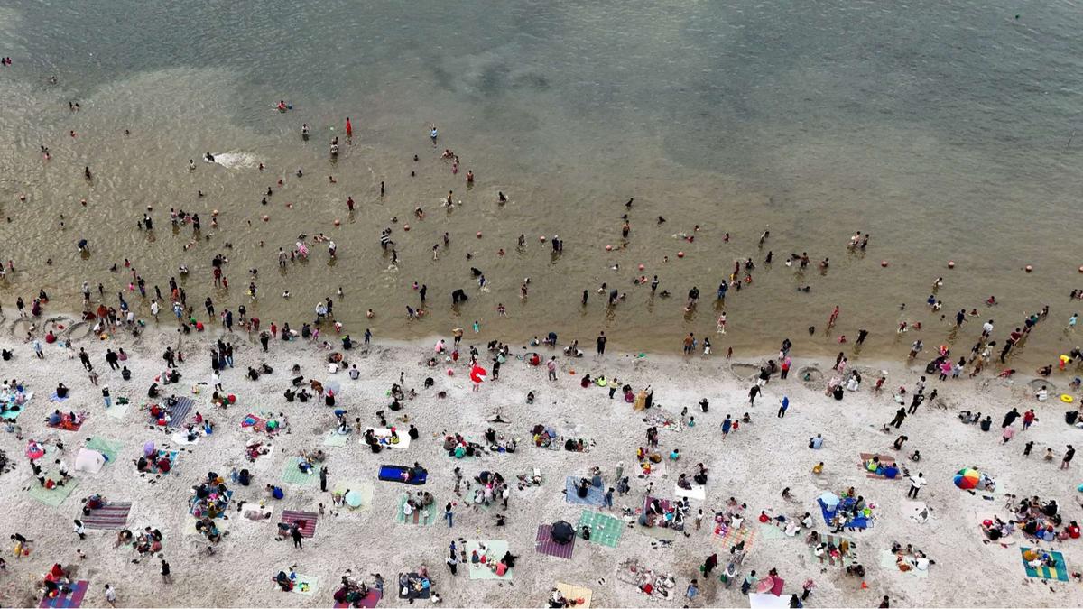 Ribuan warga berwisata di Pantai Ancol