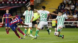 Pemain Barcelona, Raphinha, mencetak gol ke gawang Real Betis pada laga Liga Spanyol di Estadi Olimpic Lluis Companys, Minggu (17/9/2023). Gol-gol Barcelona disumbangkang oleh Joao Felix, Robert Lewandowski, Ferran Torres, Raphinha dan Joao Cancelo. (AP Photo/Joan Monfort)