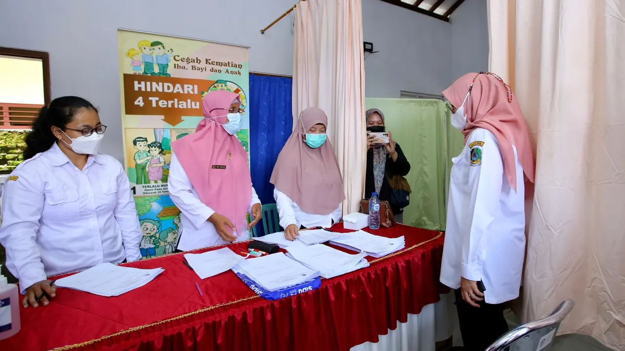 Bupati Banyuwangi Ipuk Fiestiandani Tijau Langsung Pelaksanaan Test IVA Gratis di Puskesmas Gambiran. (Istimewa)