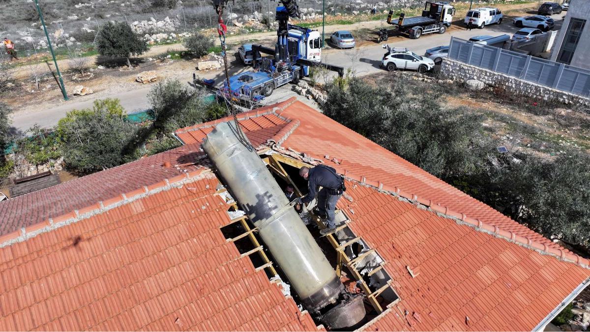 Rudal Houthi Yaman mendarat di rumah warga Israel