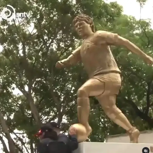 Patung Diego Maradona di Argentina