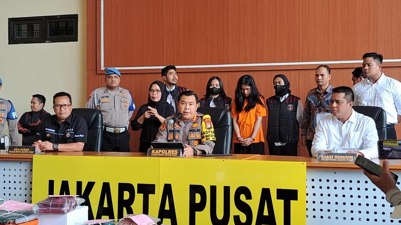 <br>Adapun, modus yang digunakan Ghisca menipu ratusan fans Chris Martin Dkk itu dengan awalnya mengaku mendapatkan 39 tiket saat war pada bulan Mei 2023.&nbsp;