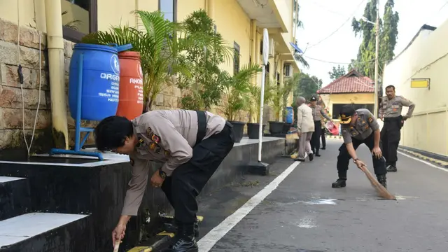 Aksi Polisi dan Brimob Cegah Penyebaran Covid-19 di Cirebon