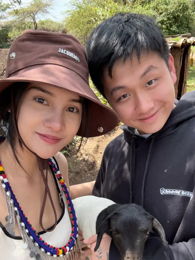 Gaya Safari Date Anya Geraldine dan Tora Widjaja Liburan di Afrika, Serasi dalam Balutan Busana Netral