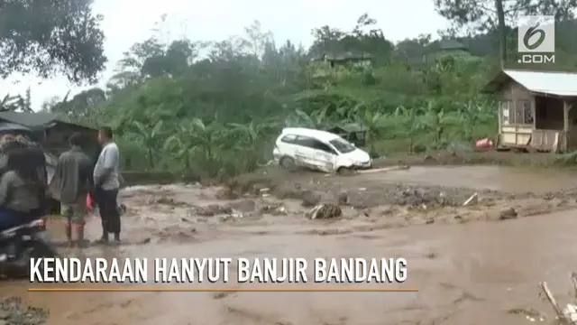 VIDEO: Kendaraan Wisatawan Hanyut Diterjang Banjir Bandang
