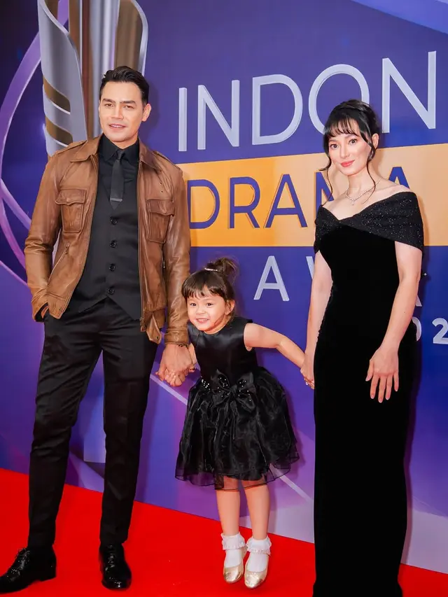 Artis dengan Tampilan Glamor saat Hadir di Acara Penghargaan Drama.