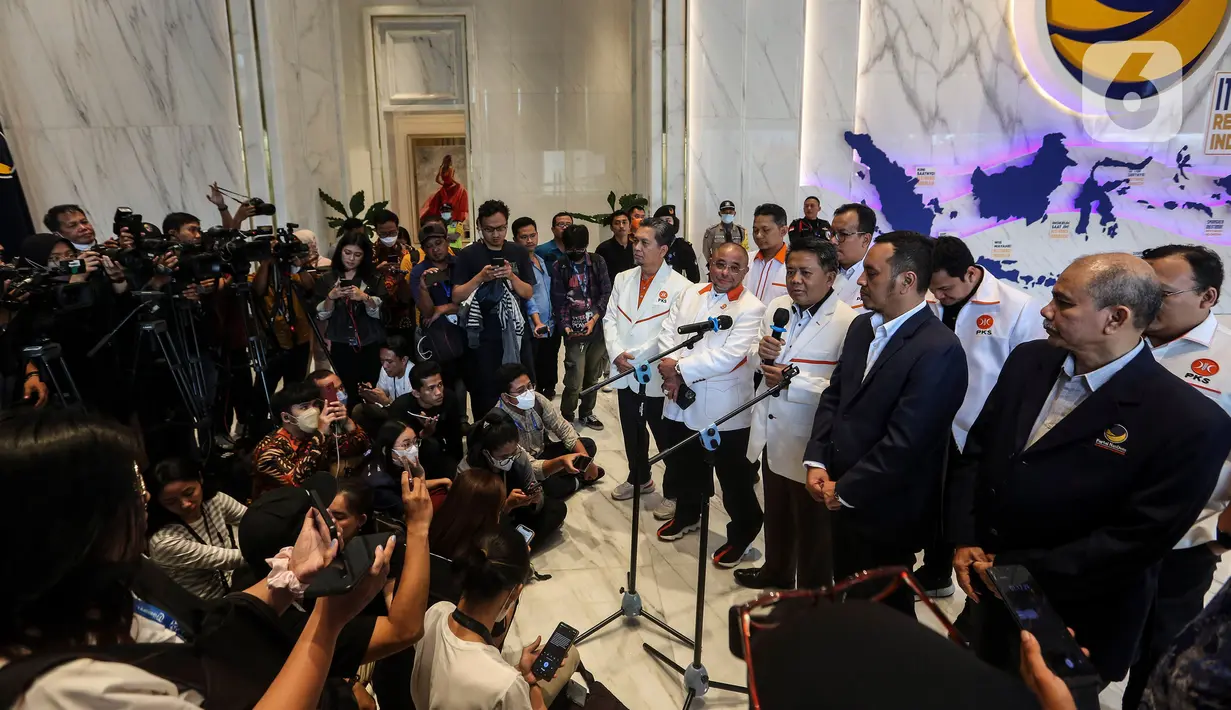 Ketua DPP Partai NasDem Willy Aditya dan Wakil Ketua Majelis Syura PKS Sohibul Iman memberikan keterangan sebelum pertemuan tertutup di NasDem Tower, Jakarta, Jumat (3/2/2023). Pertemuan tersebut membahas langkah-langkah strategis sesama anggota koalisi perubahan. (Liputan6.com/Johan Tallo)