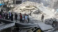 Warga mencari korban yang tertimbun di reruntuhan akibat serangan udara di distrik al-Fardous, Aleppo, Suriah, Rabu (12/10). Serangan udara terhadap kota yang dikuasai oleh pemberontak di Aleppo menewaskan sedikitnya 15 orang. (REUTERS/Abdalrhman Ismail)