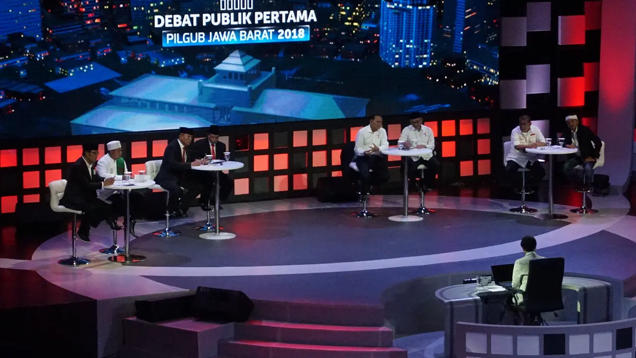 4 Pasangan calon gubernur dan wakil gubernur mengkuti debat Pilkada Jabar di Sabuga, Bandung, Senin (12/3/2018).  (Liputan6.com/Huyogo Simbolon)