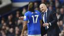 Pelatih Everton, Sean Dyche memberikan instruksi kepada Alex Iwobi saat menghadapi Arsenal dalam laga pekan ke-22 Liga Inggris 2022/2023 di Goodison Park, Liverpool, Sabtu (4/2/2023) malam WIB. (AP Photo/Jon Super)