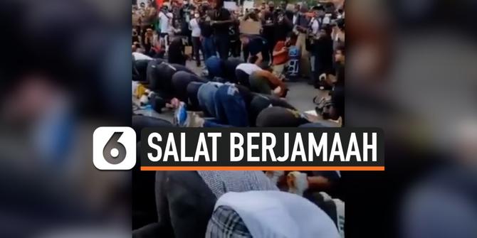 VIDEO: Salat Jamaah di Tengah Kerusuhan, Pada Pendemo Saling Jaga