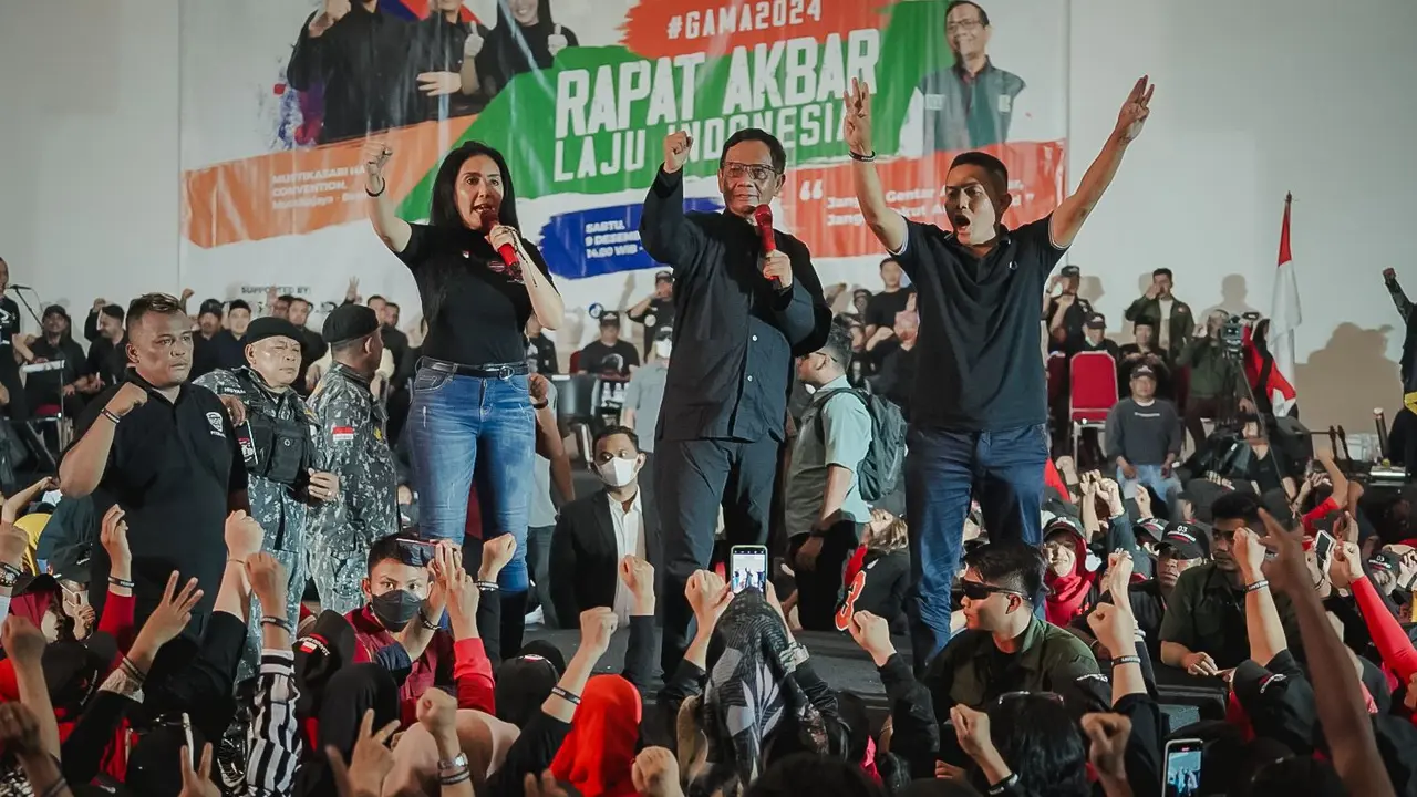 Calon wakil presiden (cawapres) nomor urut 3 Mahfud Md menghadiri Rapat Akbar Laju Indonesia #GAMA2024 bersama Rieke Diah Pitaloka di Mustikasari Convention Hall, Mustikajaya Bekasi Timur, Jawa Barat, Sabtu (9/12/2023).