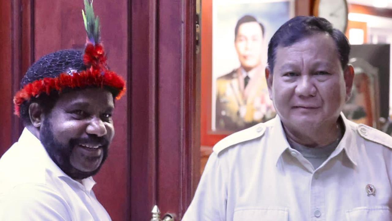 Menteri Pertahanan (Menhan) Prabowo Subianto, menerima kunjungan Ketua Lembaga Masyarakat Adat Tanah Papua, Lenis Kogoya di kantor Kementerian Pertahanan (Kemhan), Jakarta.