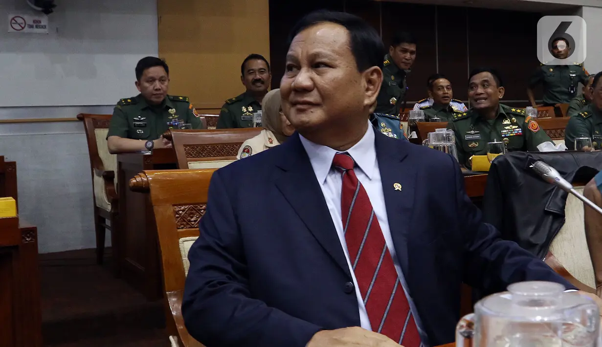 Menteri Pertahanan Prabowo Subianto bersiap mengikuti rapat kerja dengan Komisi I DPR di Kompleks Parlemen, Senayan, Jakarta, Senin (11/11/2019). Rapat perdana Komisi I bersama Menhan Prabowo ini membahas rencana kerja dan anggaran Kementerian Pertahanan Tahun 2020. (Liputan6.com/Johan Tallo)