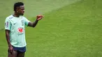 Penyerang Brasil Vinicius Junior memberi isyarat selama sesi latihan menjelang laga uji coba FIFA Matchday 2023 menghadapi Senegal, di stadion Jose Alvalade di Lisbon, Senin (19/6/2023). (Photo by CARLOS COSTA / AFP)