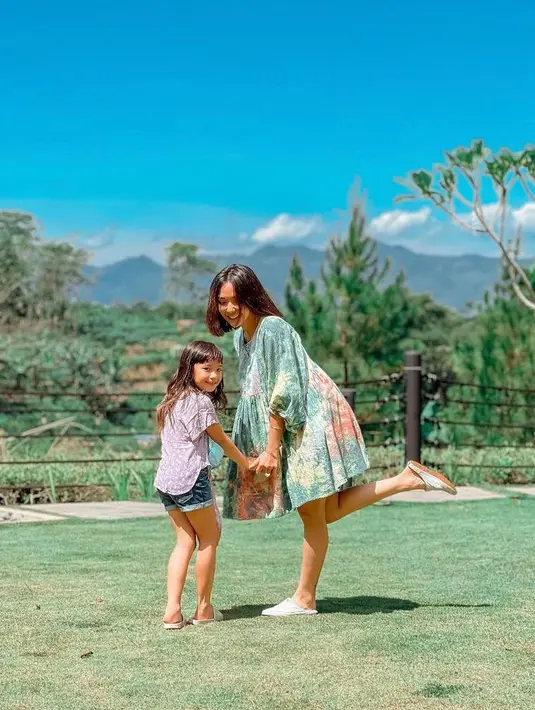 <p>Serta aksen puff di bagian lengan yang membuat Gisel terlihat lebih stylish. (Instagram/gisel_la).</p>