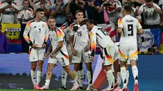 Gelandang Jerman, Jamal Musiala merayakan golnya bersama rekan-rekannya saat pertandingan babak 16 besar Euro 2024 melawan Denmark di BVB Stadion Dortmund, Dortmund pada 29 Juni 2024 atau Minggu 30 Juni 2024 dini hari WIB. (Tobias SCHWARZ/AFP)