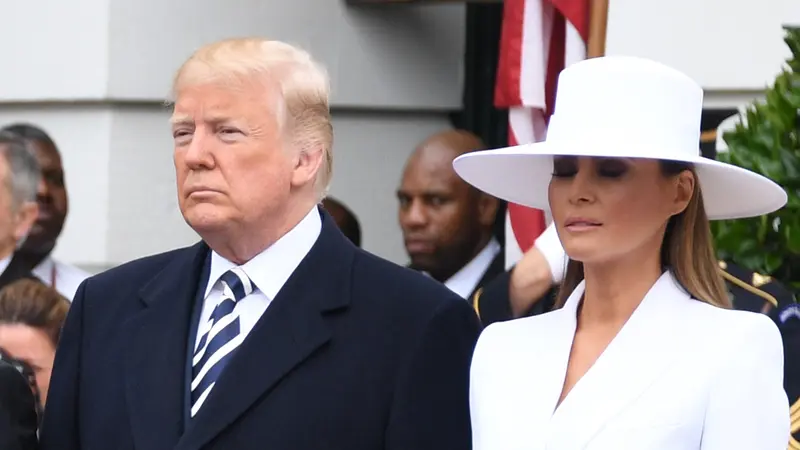 Bikin Pangling, Melania Trump Kenakan Topi Saat Sambut Presiden Prancis