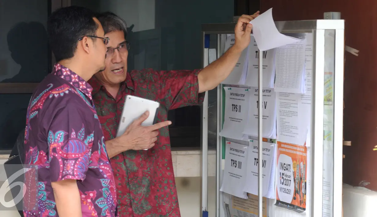 Komisioner KPU Hadar Nafis Gumay (kanan) bersama Ferry Kurnia Riskiyansah mengecek Daftar pemilih Tetap di kelurahan setia budi dan Cikini, Jakarta, Jumat (23/12). Pihak KPU juga mengecek kesiapan TPS di wilayah tersebut. (Liputan6.com/Helmi Affandi)