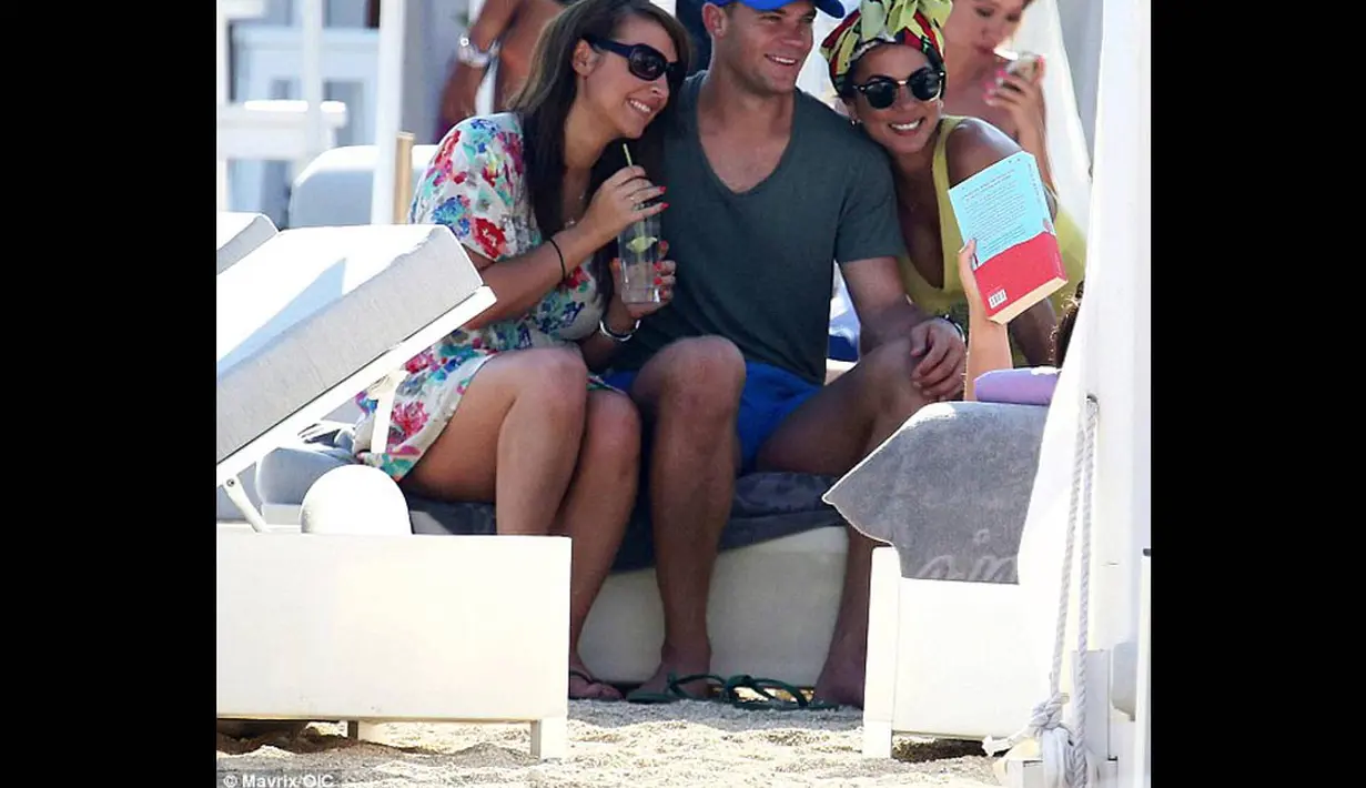 Manuel Neuer berpose bersama fans saat liburan ke Pulau Mykonos, Yunani (Dailymail.co.uk)