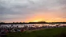 Para penonton menikmati konser musik Laivā dari atas perahu di Danau Juglas, Riga, Latvia, 14 Agustus 2021. Warga Latvia bisa menikmati konser musik dari atas kayak, sampan, dan kapal motor bahkan ketika mereka belum divaksin COVID-19. (Gints Ivuskans/AFP)