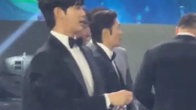 Kim Soo Hyun membawa botol yang nyaris habis isi airnya untuk dibawa keluar dari ruangan Baeksang Arts Hospital.