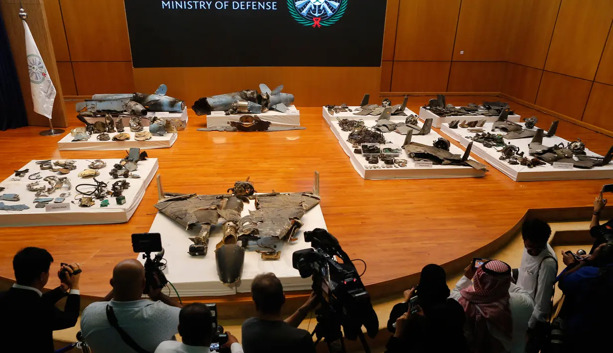 Puing-puing rudal dan drone yang digunakan dalam serangan kilang minyak Aramco ditunjukkan dalam konferensi pers di Riyadh, Arab Saudi, Rabu (18/9/2019). Kementerian Pertahanan Arab Saudi mengatakan 18 drone dan 7 rudal diluncurkan dari arah yang bukan berasal dari Yaman. (AP Photo/Amr Nabil)