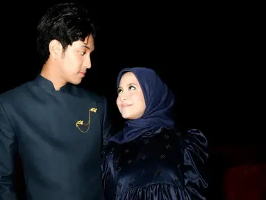 Dalam film yang disutradarai oleh Fajar Bustomi ini Adhisty Zara tampil beda dalam balutan hijab. Mulai dari promo sampai gala premiere mengenakan hijab, adik Hasyakyla Utami ini bikin pangling. Tampil memakai dress warna biru dongker yang selaras dengan busana yang dikenakan oleh Abun Sungkar, kebersamaan dua artis Indonesia sukses mencuri perhatian netizen. (Liputan6.com/IG/@zaraadhsty)