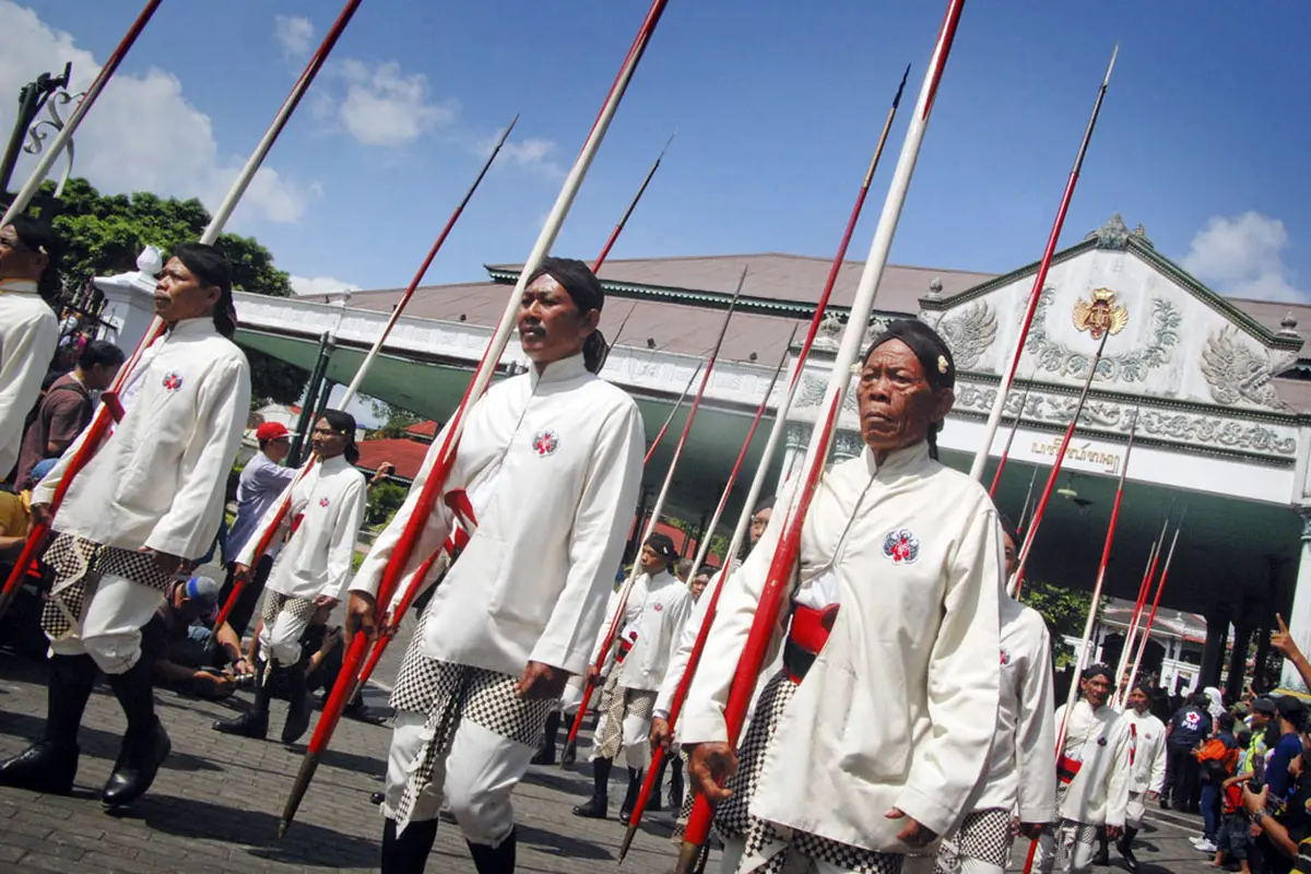Gunungan Grebeg Syawal Ludes Diserbu Warga