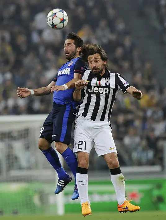 Gelandang Juventus, Andrea Pirlo Berebut bola udara dengan pemain AS Monaco Joao Moutinho saat 8 besar Liga Champions di Juventus Stadium, Italia, Rabu (15/4/2015). Juvenetus Menang 1-0 atas AS Monaco. (REUTERS/Giorgio Perottino)