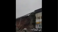 Turap di ruas Tol JORR, Bintaro, Jakarta Selatan diterjang longsor pada Sabtu (6/7/2024). Detik-detik diabadikan oleh warga dan rekaman videonya viral di media sosial. (Istimewa)