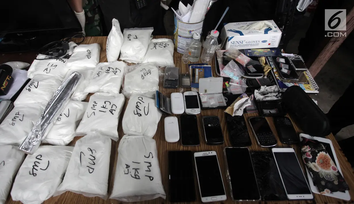 Sejumlah telepon genggam dan paket narkoba yang berhasil diamankan petugas saat penggerebekan di Kampung Ambon, Cengkareng, Jakarta, Rabu (24/1). Dari lokasi, polisi menemukan 18 kilogram bahan sabu. (Liputan6.com/Arya Manggala)