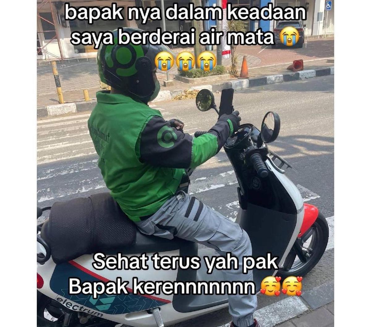 "Di sini saya sengaja foto bapak nya dalam keadaan saya berderai air mata 😭😭😭😭 Sehat terus ya pak, bapak keren 🥰🥰," tutupnya. <br>