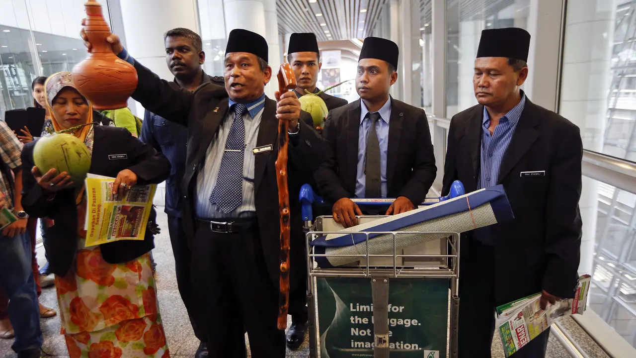 Aksi ritual 'Raja Bomoh' di Bandara Kuala Lumpur