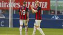 Striker AC Milan, Ante Rebic, berebut bola dengan kiper Sampdoria, Emil Audero, pada laga Liga Italia di Stadion San Siro, Minggu (4/4/2021). Kedua tim bermain imbang 1-1. (AP Photo/Antonio Calanni)
